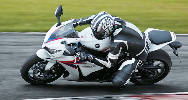 Maneabilidade e inversões de curva são seus pontos altos | <a href="https://gutenberg.quatrorodas.abril.com.br/moto/testes/honda-cbr-1000-rr-701591.shtml" rel="migration">Leia mais</a> Maneabilidade e inversões de curva são seus pontos altos | <a href="https://gutenberg.quatrorodas.abril.com.br/moto/testes/honda-cbr-1000-rr-701591.shtml" rel="migration">Leia mais</a>
