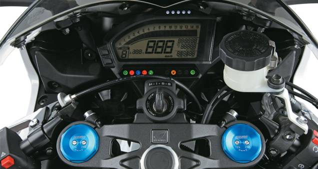 O painel perdeu o conta-giros de ponteiro e tornou-se inteiramente digital, com visor LCD | <a href="https://gutenberg.quatrorodas.abril.com.br/moto/testes/honda-cbr-1000-rr-701591.shtml" rel="migration">Leia mais</a> O painel perdeu o conta-giros de ponteiro e tornou-se inteiramente digital, com visor LCD | <a href="https://gutenberg.quatrorodas.abril.com.br/moto/testes/honda-cbr-1000-rr-701591.shtml" rel="migration">Leia mais</a>