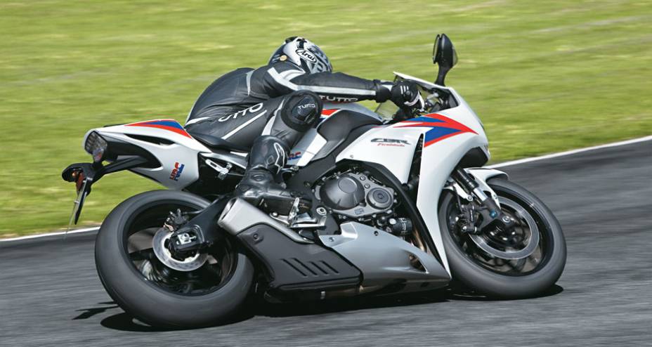 Uma superesportiva de 1000 CC com comportamento de 600 | <a href="https://gutenberg.quatrorodas.abril.com.br/moto/testes/honda-cbr-1000-rr-701591.shtml" rel="migration">Leia mais</a>