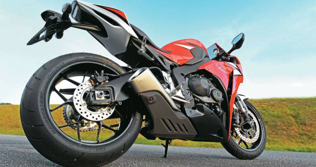 Roda bem leve e escape curto, sob a moto | <a href="https://gutenberg.quatrorodas.abril.com.br/moto/testes/honda-cbr-1000-rr-701591.shtml" rel="migration">Leia mais</a> Roda bem leve e escape curto, sob a moto | <a href="https://gutenberg.quatrorodas.abril.com.br/moto/testes/honda-cbr-1000-rr-701591.shtml" rel="migration">Leia mais</a>