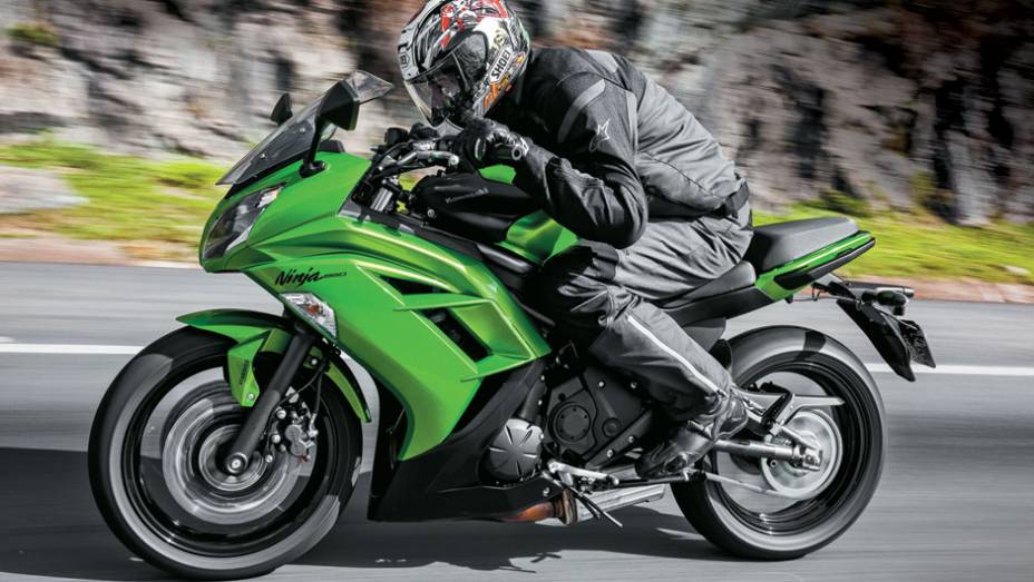 Mesmo sob a carenagem, a ergonomia é boa | <a href="https://gutenberg.quatrorodas.abril.com.br/moto/testes/kawasaki-ninja-650-702413.shtml" rel="migration">Leia mais</a>