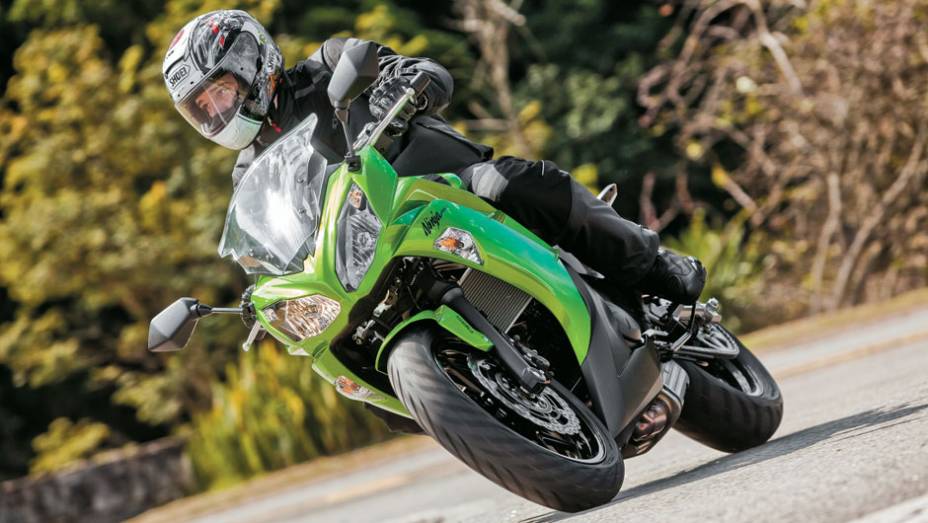 Além da ciclística, os faróis e a carenagem foram redesenhados | <a href="https://gutenberg.quatrorodas.abril.com.br/moto/testes/kawasaki-ninja-650-702413.shtml" rel="migration">Leia mais</a>