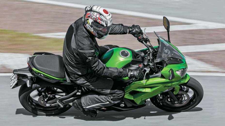 Estabilidade para estradas e até em incursões na pista | <a href="https://gutenberg.quatrorodas.abril.com.br/moto/testes/kawasaki-ninja-650-702413.shtml" rel="migration">Leia mais</a>