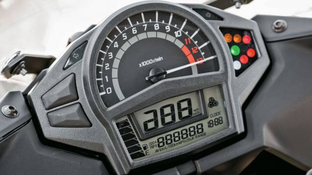 Painel pequeno, mas completo: inclui computador de bordo | <a href="https://gutenberg.quatrorodas.abril.com.br/moto/testes/kawasaki-ninja-650-702413.shtml" rel="migration">Leia mais</a> Painel pequeno, mas completo: inclui computador de bordo | <a href="https://gutenberg.quatrorodas.abril.com.br/moto/testes/kawasaki-ninja-650-702413.shtml" rel="migration">Leia mais</a>