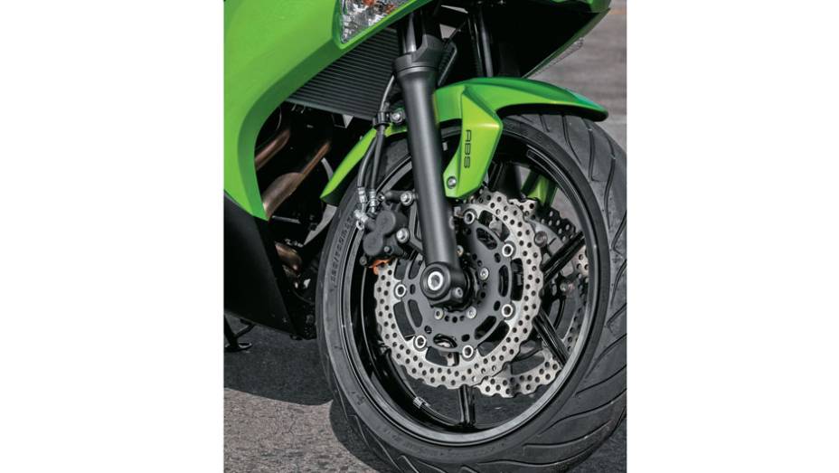 Dois discos margarida com ABS opcional | <a href="https://gutenberg.quatrorodas.abril.com.br/moto/testes/kawasaki-ninja-650-702413.shtml" rel="migration">Leia mais</a>