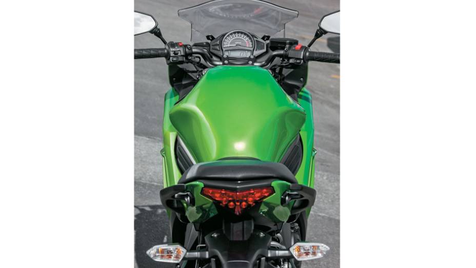 Cockpit estreito e bolha com 3 regulagens | <a href="https://gutenberg.quatrorodas.abril.com.br/moto/testes/kawasaki-ninja-650-702413.shtml" rel="migration">Leia mais</a>