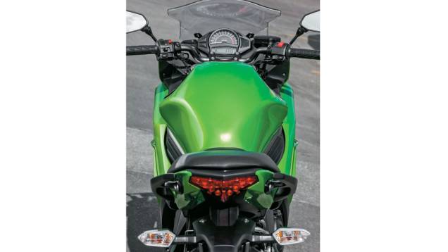 Cockpit estreito e bolha com 3 regulagens | <a href="https://gutenberg.quatrorodas.abril.com.br/moto/testes/kawasaki-ninja-650-702413.shtml" rel="migration">Leia mais</a> Cockpit estreito e bolha com 3 regulagens | <a href="https://gutenberg.quatrorodas.abril.com.br/moto/testes/kawasaki-ninja-650-702413.shtml" rel="migration">Leia mais</a>