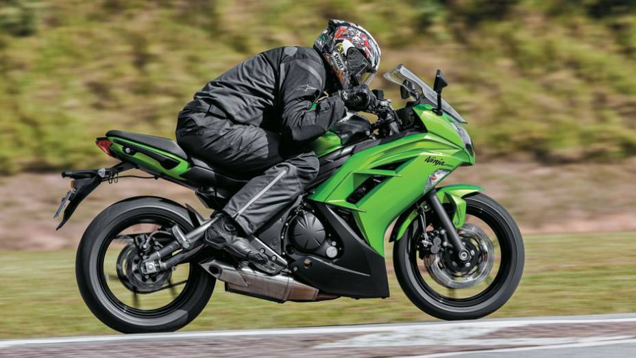 Design atual, com linhas retas e cantos vivos, e excelente aerodinâmica | <a href="https://gutenberg.quatrorodas.abril.com.br/moto/testes/kawasaki-ninja-650-702413.shtml" rel="migration">Leia mais</a>