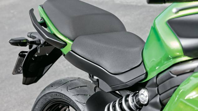 Banco bipartido, com ótima alça para garupa | <a href="https://gutenberg.quatrorodas.abril.com.br/moto/testes/kawasaki-ninja-650-702413.shtml" rel="migration">Leia mais</a> Banco bipartido, com ótima alça para garupa | <a href="https://gutenberg.quatrorodas.abril.com.br/moto/testes/kawasaki-ninja-650-702413.shtml" rel="migration">Leia mais</a>