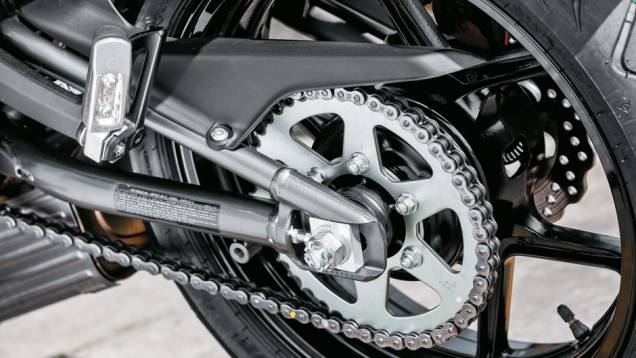 Transmissão por corrente e rodas de liga leve | <a href="https://gutenberg.quatrorodas.abril.com.br/moto/testes/kawasaki-ninja-650-702413.shtml" rel="migration">Leia mais</a> Transmissão por corrente e rodas de liga leve | <a href="https://gutenberg.quatrorodas.abril.com.br/moto/testes/kawasaki-ninja-650-702413.shtml" rel="migration">Leia mais</a>