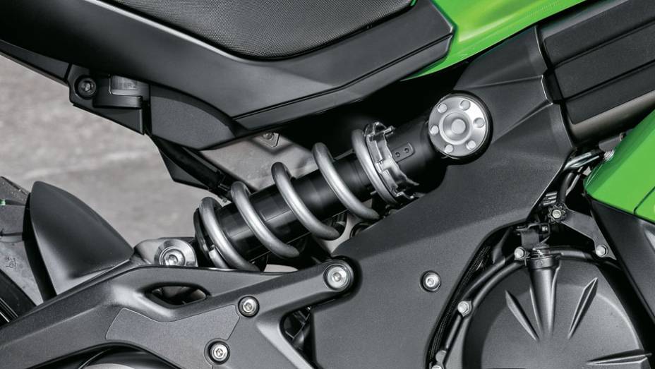 Amortecedor e mola expostos na lateral | <a href="https://gutenberg.quatrorodas.abril.com.br/moto/testes/kawasaki-ninja-650-702413.shtml" rel="migration">Leia mais</a>