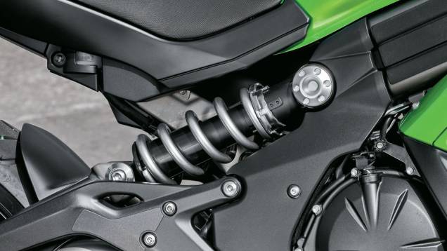 Amortecedor e mola expostos na lateral | <a href="https://gutenberg.quatrorodas.abril.com.br/moto/testes/kawasaki-ninja-650-702413.shtml" rel="migration">Leia mais</a> Amortecedor e mola expostos na lateral | <a href="https://gutenberg.quatrorodas.abril.com.br/moto/testes/kawasaki-ninja-650-702413.shtml" rel="migration">Leia mais</a>