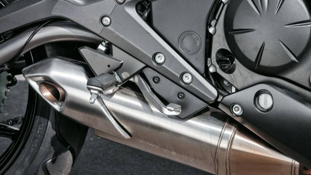 Pedaleiras mais recuadas que na ER-6n | <a href="https://gutenberg.quatrorodas.abril.com.br/moto/testes/kawasaki-ninja-650-702413.shtml" rel="migration">Leia mais</a> Pedaleiras mais recuadas que na ER-6n | <a href="https://gutenberg.quatrorodas.abril.com.br/moto/testes/kawasaki-ninja-650-702413.shtml" rel="migration">Leia mais</a>