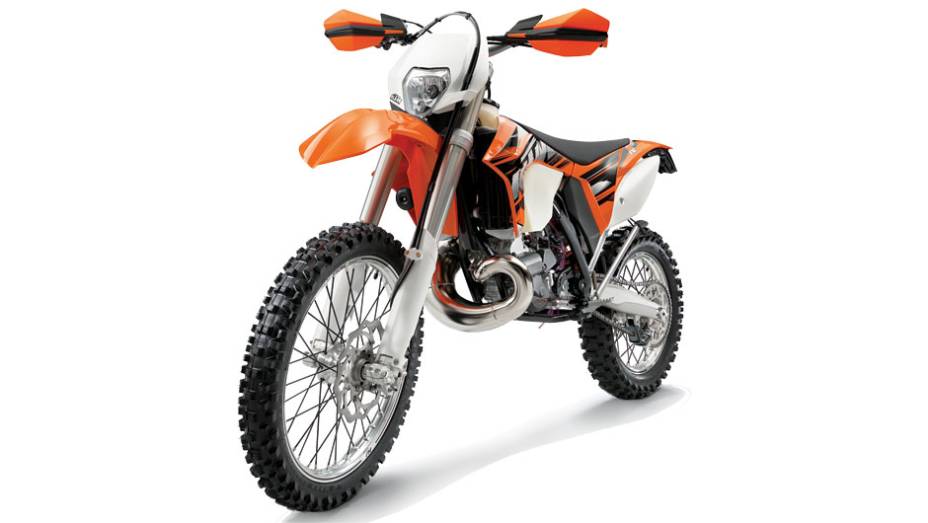 Frente upside down (USD), com a canela, mais pesada, suspensa e fixada no chassi | <a href="https://gutenberg.quatrorodas.abril.com.br/moto/servicos/importancia-suspensao-dianteira-705833.shtml" rel="migration">Leia mais</a>