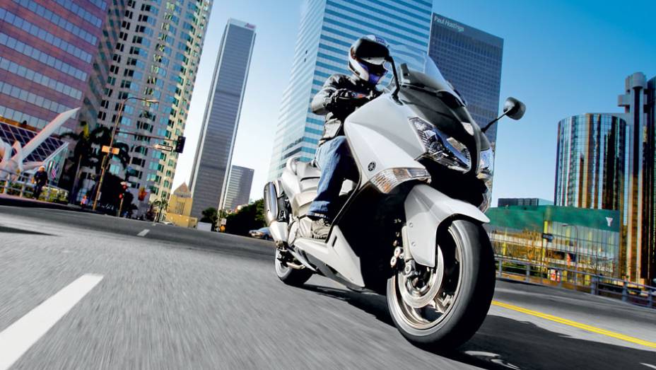 Aguardado no Brasil, o TMax ganha nova versão lá fora | <a href="https://gutenberg.quatrorodas.abril.com.br/moto/testes/yamaha-tmax-530-705211.shtml" rel="migration">Leia mais</a>