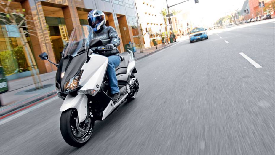 Novo design, mais retilíneo, ressalta a esportividade | <a href="https://gutenberg.quatrorodas.abril.com.br/moto/testes/yamaha-tmax-530-705211.shtml" rel="migration">Leia mais</a>