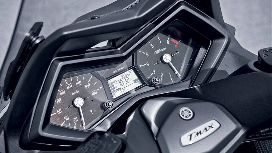 Design anguloso chega ao painel, com velocímetro e conta-giros de ponteiro e LCD central com computador de bordo | <a href="https://gutenberg.quatrorodas.abril.com.br/moto/testes/yamaha-tmax-530-705211.shtml" rel="migration">Leia mais</a>