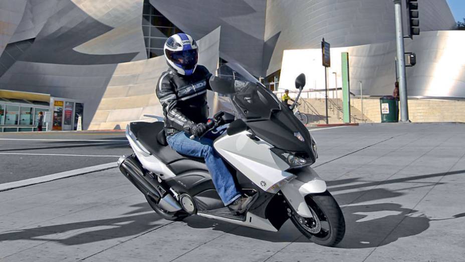 Apesar do porte e do peso de 217 kg, boa maneabilidade | <a href="https://gutenberg.quatrorodas.abril.com.br/moto/testes/yamaha-tmax-530-705211.shtml" rel="migration">Leia mais</a>