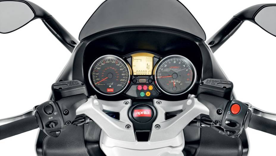 Mostradores com ponteiros e LCD central | <a href="https://gutenberg.quatrorodas.abril.com.br/moto/testes/aprilia-srv-850-713547.shtml" rel="migration">Leia mais</a>