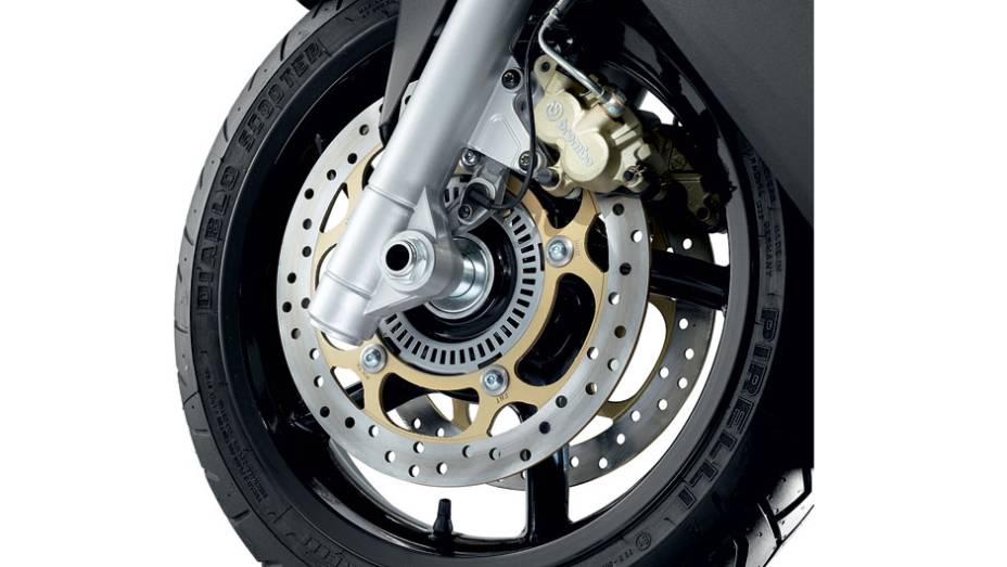 Dois discos com ABS na frente | <a href="https://gutenberg.quatrorodas.abril.com.br/moto/testes/aprilia-srv-850-713547.shtml" rel="migration">Leia mais</a>