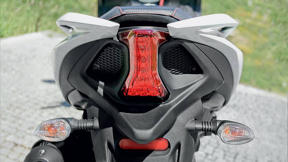 Lanterna e rabeta da Aprilia Dorsoduro 1200 | <a href="https://gutenberg.quatrorodas.abril.com.br/moto/testes/aprilia-srv-850-713547.shtml" rel="migration">Leia mais</a>