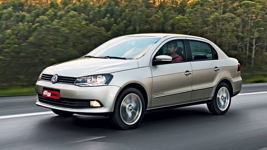 Carros da VW estão parecidos. Voyage virou um pequeno Jetta | <a href="https://gutenberg.quatrorodas.abril.com.br/carros/comparativos/sedas-automaticos-cobalt-x-siena-x-voyage-704089.shtml" rel="migration">Leia mais</a>