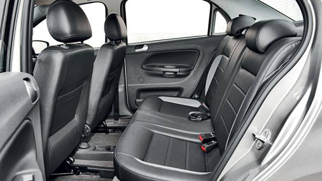 Voyage tem o menor espaço traseiro e a espuma do assento é rígida demais | <a href="https://gutenberg.quatrorodas.abril.com.br/carros/comparativos/sedas-automaticos-cobalt-x-siena-x-voyage-704089.shtml" rel="migration">Leia mais</a> Voyage tem o menor espaço traseiro e a espuma do assento é rígida demais | <a href="https://gutenberg.quatrorodas.abril.com.br/carros/comparativos/sedas-automaticos-cobalt-x-siena-x-voyage-704089.shtml" rel="migration">Leia mais</a>