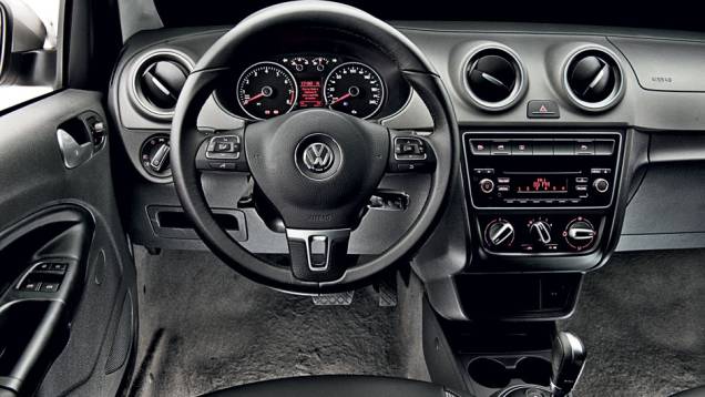 Painel se destaca pelo acabamento superior | <a href="https://gutenberg.quatrorodas.abril.com.br/carros/comparativos/sedas-automaticos-cobalt-x-siena-x-voyage-704089.shtml" rel="migration">Leia mais</a> Painel se destaca pelo acabamento superior | <a href="https://gutenberg.quatrorodas.abril.com.br/carros/comparativos/sedas-automaticos-cobalt-x-siena-x-voyage-704089.shtml" rel="migration">Leia mais</a>
