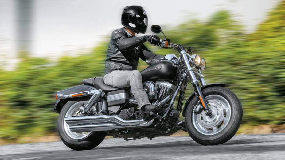 Far&oacute;is duplos e preto fosco: street fighter | <a href="https://gutenberg.quatrorodas.abril.com.br/moto/testes/harley-davidson-fat-bob-729835.shtml" rel="migration">Leia mais</a>
