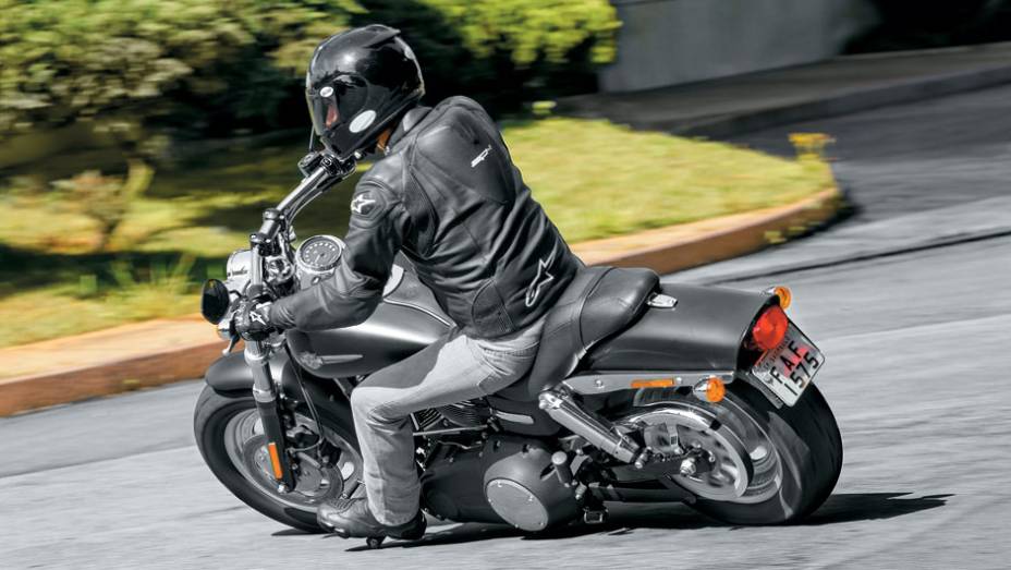 Boa estabilidade, raspando pedaleira | <a href="https://gutenberg.quatrorodas.abril.com.br/moto/testes/harley-davidson-fat-bob-729835.shtml" rel="migration">Leia mais</a>