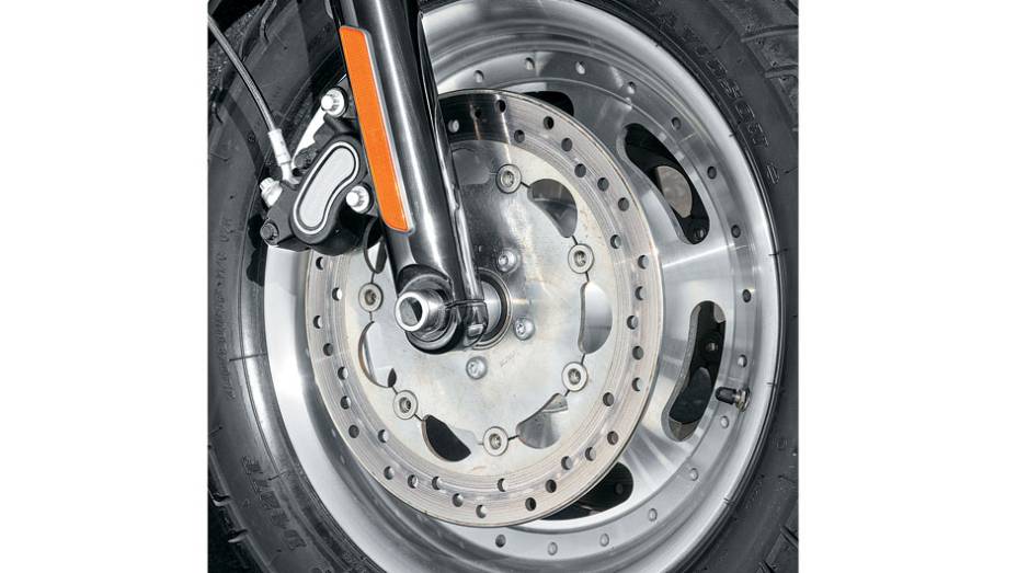 Dois discos e pinças duplas na dianteira | <a href="https://gutenberg.quatrorodas.abril.com.br/moto/testes/harley-davidson-fat-bob-729835.shtml" rel="migration">Leia mais</a>