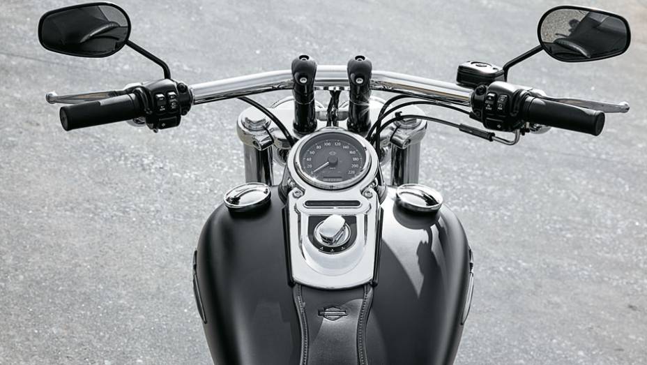 Guidão T-bar e duas tampas: a da esquerda mostra o nível do tanque | <a href="https://gutenberg.quatrorodas.abril.com.br/moto/testes/harley-davidson-fat-bob-729835.shtml" rel="migration">Leia mais</a>