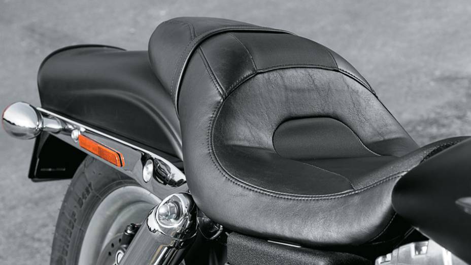 Como de praxe na marca, banco confortável | <a href="https://gutenberg.quatrorodas.abril.com.br/moto/testes/harley-davidson-fat-bob-729835.shtml" rel="migration">Leia mais</a>