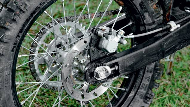 Disco traseiro de pinça simples da marca AJP | <a href="https://gutenberg.quatrorodas.abril.com.br/moto/testes/gas-gas-ec-250f-cami-730784.shtml" rel="migration">Leia mais</a> Disco traseiro de pinça simples da marca AJP | <a href="https://gutenberg.quatrorodas.abril.com.br/moto/testes/gas-gas-ec-250f-cami-730784.shtml" rel="migration">Leia mais</a>