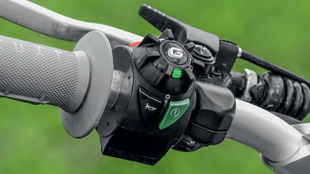 Punho esquerdo reúne controle de luzes, buzina e pertida elétrica | <a href="https://gutenberg.quatrorodas.abril.com.br/moto/testes/gas-gas-ec-250f-cami-730784.shtml" rel="migration">Leia mais</a> Punho esquerdo reúne controle de luzes, buzina e pertida elétrica | <a href="https://gutenberg.quatrorodas.abril.com.br/moto/testes/gas-gas-ec-250f-cami-730784.shtml" rel="migration">Leia mais</a>