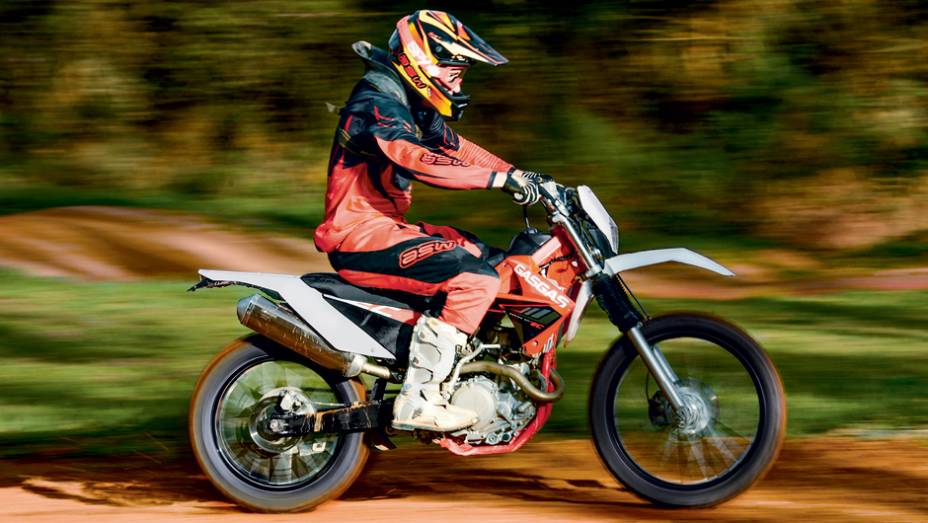 Compacta e leve, a Cami tem fácil dirigibilidade nas estradas de terra | <a href="https://gutenberg.quatrorodas.abril.com.br/moto/testes/gas-gas-ec-250f-cami-730784.shtml" rel="migration">Leia mais</a>