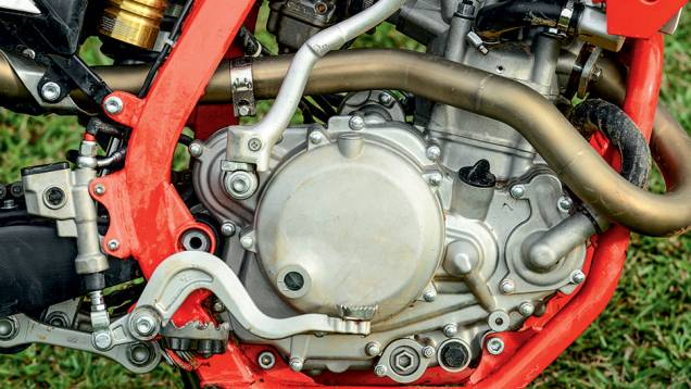 Amortecedor Sachs com links e berço duplo | <a href="https://gutenberg.quatrorodas.abril.com.br/moto/testes/gas-gas-ec-250f-cami-730784.shtml" rel="migration">Leia mais</a> Amortecedor Sachs com links e berço duplo | <a href="https://gutenberg.quatrorodas.abril.com.br/moto/testes/gas-gas-ec-250f-cami-730784.shtml" rel="migration">Leia mais</a>