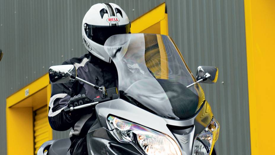 No Suzuki, maior porte e imponência de moto touring | <a href="https://gutenberg.quatrorodas.abril.com.br/moto/testes/dafra-citicom-300i-x-suzuki-burgman-730676.shtmll" rel="migration">Leia mais</a>