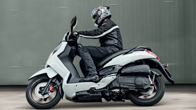 Pilotos mais altos têm joelhos muito próximos do escudo | <a href="https://gutenberg.quatrorodas.abril.com.br/moto/testes/dafra-citicom-300i-x-suzuki-burgman-730676.shtmll" rel="migration">Leia mais</a> Pilotos mais altos têm joelhos muito próximos do escudo | <a href="https://gutenberg.quatrorodas.abril.com.br/moto/testes/dafra-citicom-300i-x-suzuki-burgman-730676.shtmll" rel="migration">Leia mais</a>