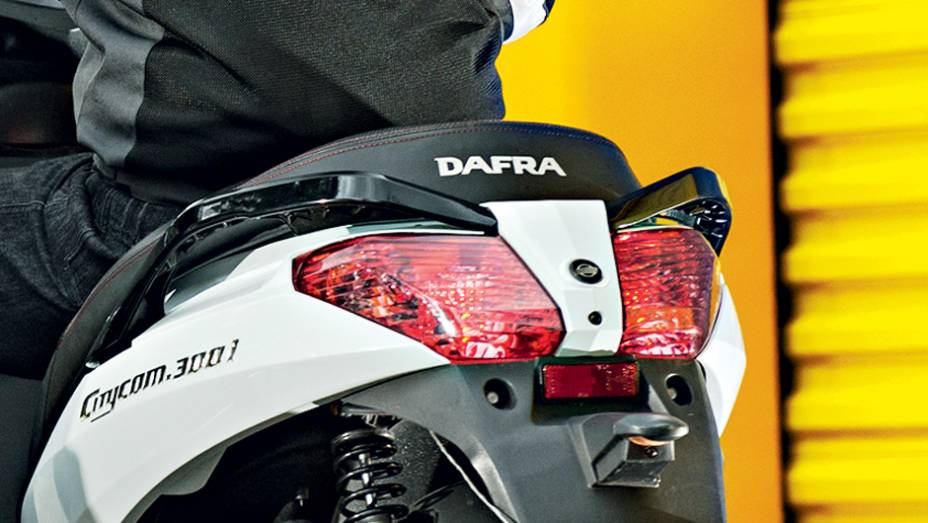 Lanternas e piscas em dois blocos e alças para garupa | <a href="https://gutenberg.quatrorodas.abril.com.br/moto/testes/dafra-citicom-300i-x-suzuki-burgman-730676.shtmll" rel="migration">Leia mais</a>