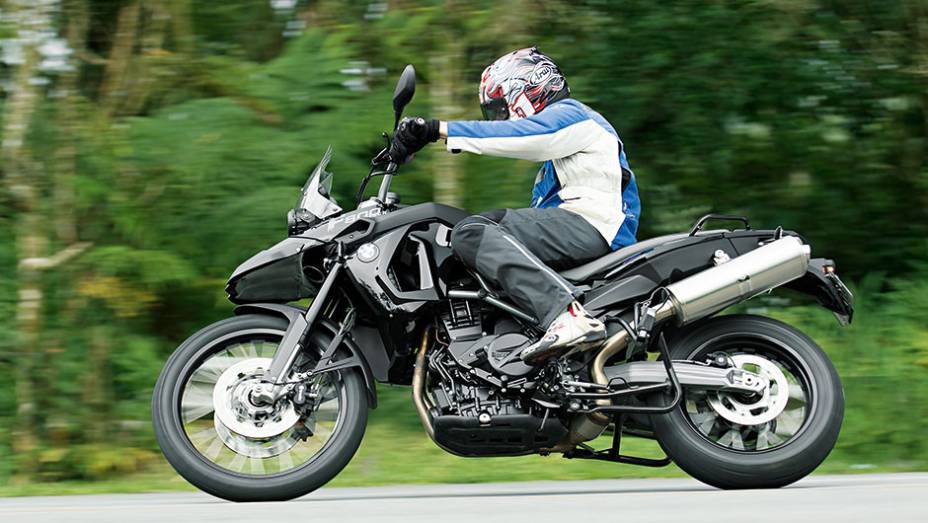 BMW: boa de curvas, mas com algum "rebolado" a mais | <a href="https://gutenberg.quatrorodas.abril.com.br/moto/testes/bmw-f-800-gs-x-triumph-tiger-800-xc-741460.shtml" rel="migration">Leia mais</a>