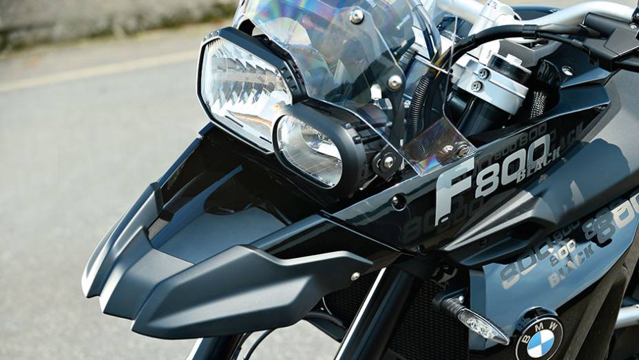 Faróis assimétricos já são marca registrada do modelo | <a href="https://gutenberg.quatrorodas.abril.com.br/moto/testes/bmw-f-800-gs-x-triumph-tiger-800-xc-741460.shtml" rel="migration">Leia mais</a>