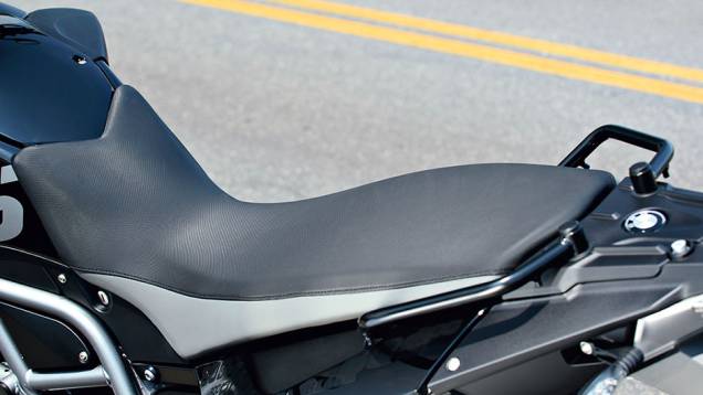 Banco único na F 800 GS, também mais fino e rígido | <a href="https://gutenberg.quatrorodas.abril.com.br/moto/testes/bmw-f-800-gs-x-triumph-tiger-800-xc-741460.shtml" rel="migration">Leia mais</a> Banco único na F 800 GS, também mais fino e rígido | <a href="https://gutenberg.quatrorodas.abril.com.br/moto/testes/bmw-f-800-gs-x-triumph-tiger-800-xc-741460.shtml" rel="migration">Leia mais</a>