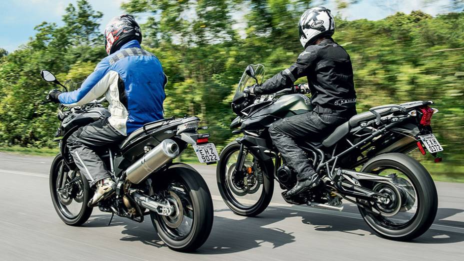 Ponteiras, discos traseiros e corrente em lados opostos | <a href="https://gutenberg.quatrorodas.abril.com.br/moto/testes/bmw-f-800-gs-x-triumph-tiger-800-xc-741460.shtml" rel="migration">Leia mais</a>