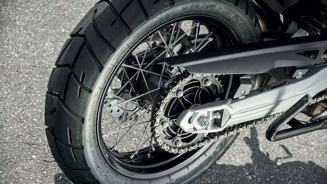 Rodas raiadas, corrente e balança de liga leve | <a href="https://gutenberg.quatrorodas.abril.com.br/moto/testes/bmw-f-800-gs-x-triumph-tiger-800-xc-741460.shtml" rel="migration">Leia mais</a> Rodas raiadas, corrente e balança de liga leve | <a href="https://gutenberg.quatrorodas.abril.com.br/moto/testes/bmw-f-800-gs-x-triumph-tiger-800-xc-741460.shtml" rel="migration">Leia mais</a>