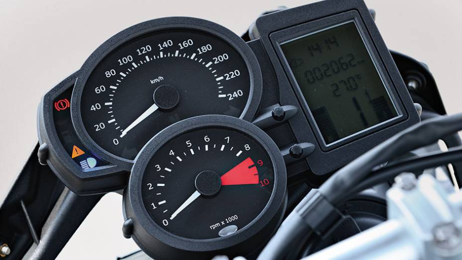 Mostradores ovais superpostos e LCD bastante completo na F 800 GS | <a href="https://gutenberg.quatrorodas.abril.com.br/moto/testes/bmw-f-800-gs-x-triumph-tiger-800-xc-741460.shtml" rel="migration">Leia mais</a>