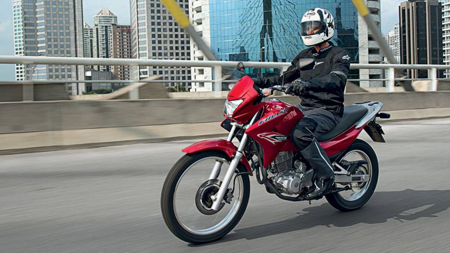 Proposta de moto urbana com rodas de trail: ela voltou! | <a href="https://gutenberg.quatrorodas.abril.com.br/moto/testes/honda-nx400-falcon-741432.shtml" rel="migration">Leia mais</a>