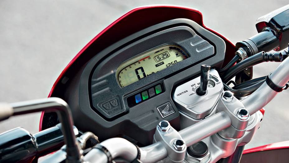 Proposta de moto urbana com rodas de trail: ela voltou! | <a href="https://gutenberg.quatrorodas.abril.com.br/moto/testes/honda-nx400-falcon-741432.shtml" rel="migration">Leia mais</a>