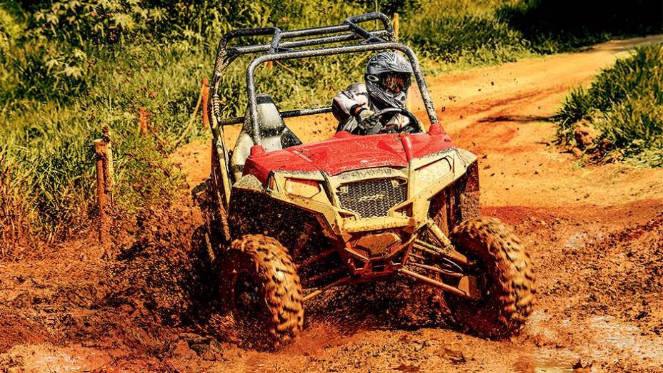 O Ranger RZR S 800 sai da lama tracionando as 4 | <a href="https://gutenberg.quatrorodas.abril.com.br/moto/testes/atv-utv-polaris-2013-742351.shtml" rel="migration">Leia mais</a>