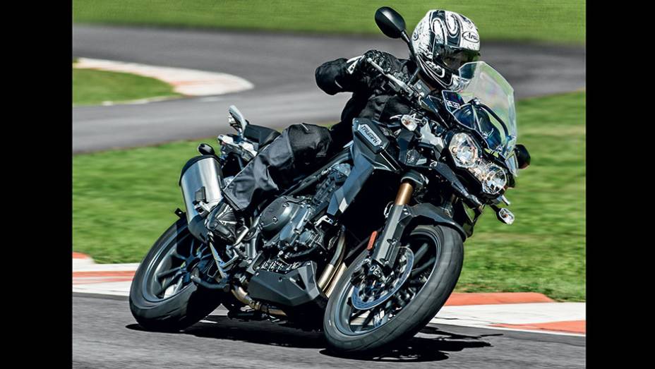 Triumph Tiger 1200: sensacional na terra e no asfalto | <a href="https://gutenberg.quatrorodas.abril.com.br/moto/testes/linha-triumph-2013-741889.shtml" rel="migration">Leia mais</a>